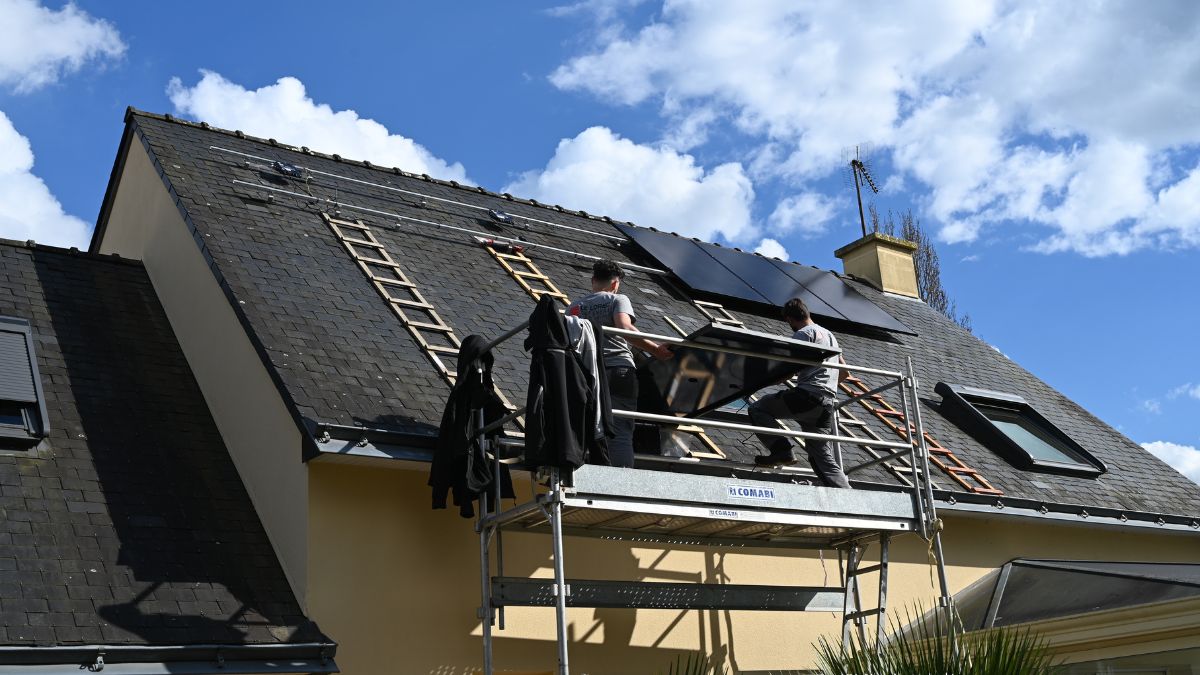 Photo d'employés de Novoclim qui installent des panneaux solaires pour un client de Le Thiec en Loire-Atlantique
