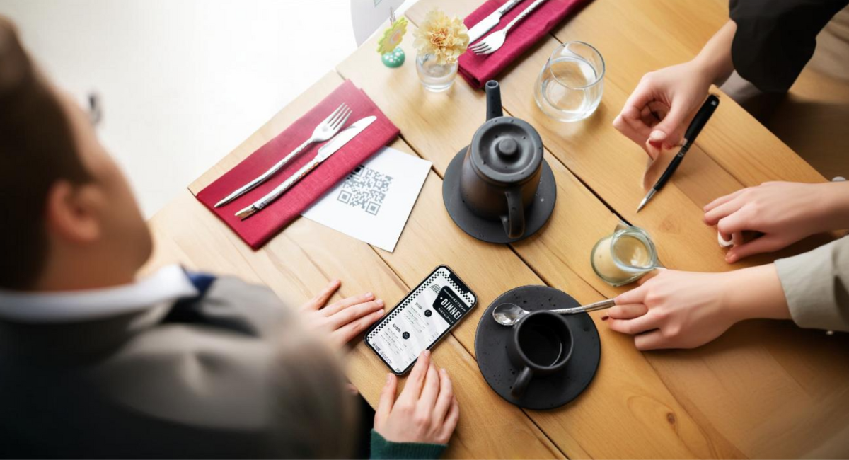 un restaurant avec pliens de clients