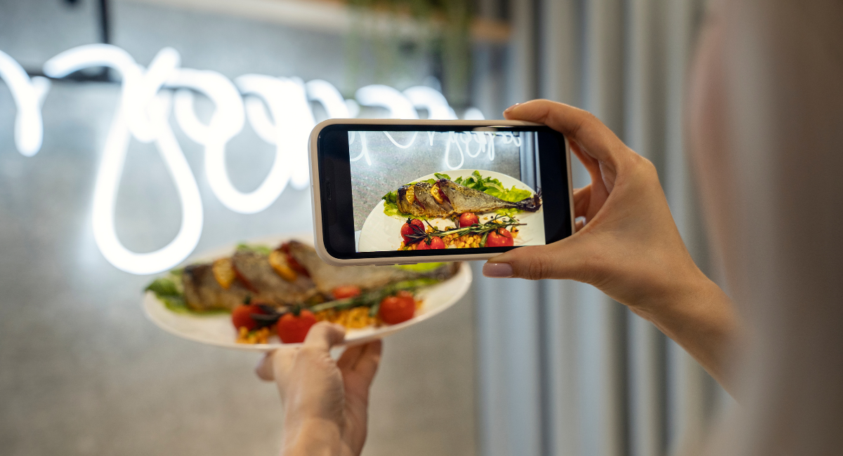 un restaurant avec pliens de clients
