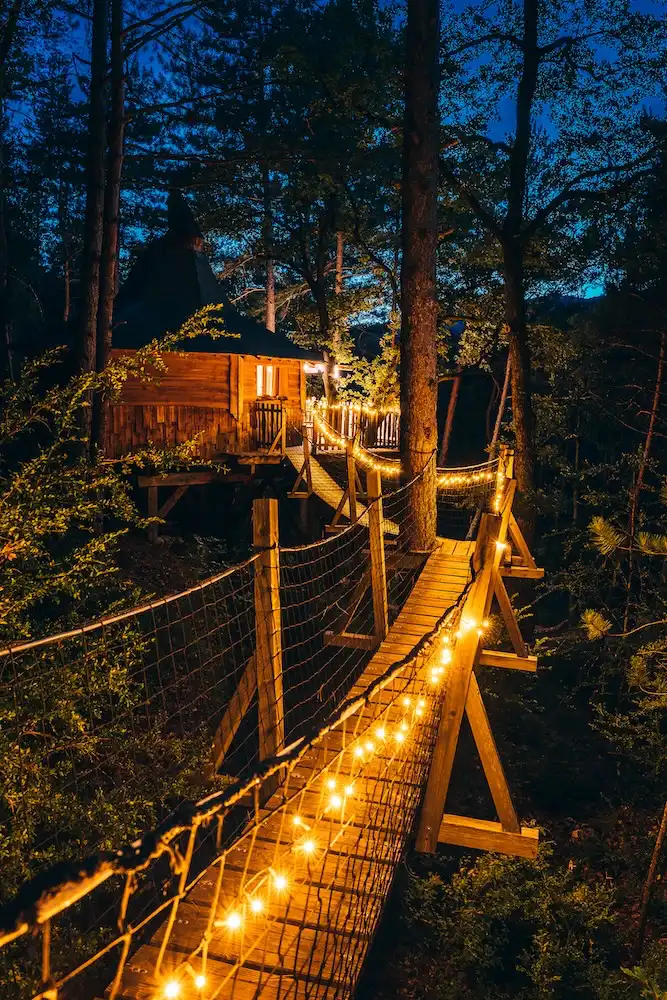 Profitez d’une cabane spa avec jacuzzi privatif dans les arbres, idéal pour un week-end en amoureux, dans les Hautes-Alpes, en PACA, entre Gap et Sisteron.