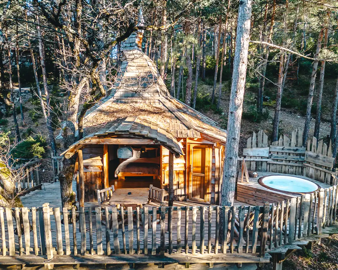 En toute saison, profitez de votre jacuzzi privatif en toute intimité sur notre domaine d’ecolodge dans les Hautes Alpes.