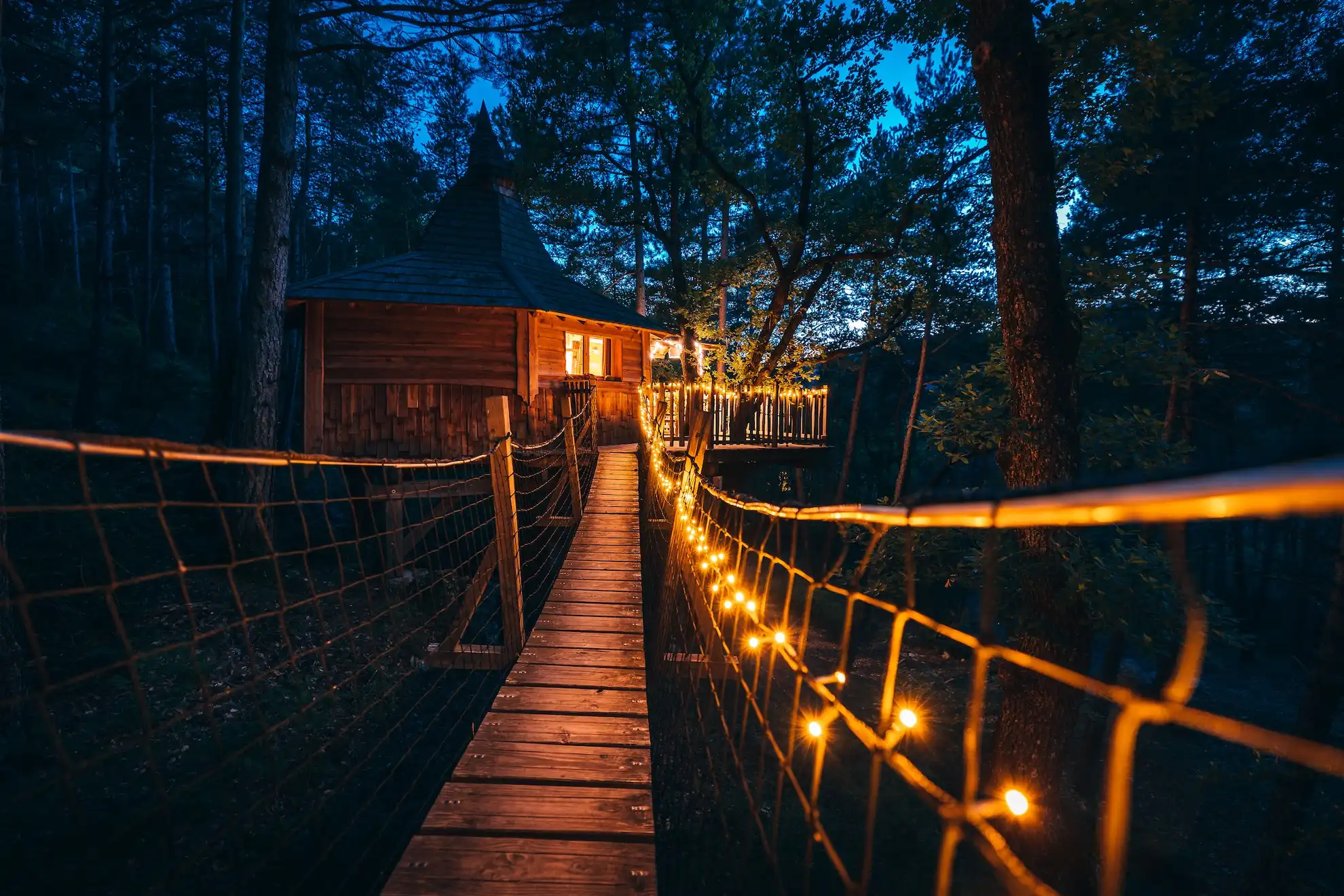 En toute saison, profitez de votre jacuzzi privatif en toute intimité sur notre domaine d’ecolodge dans les Hautes Alpes.