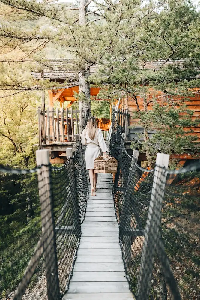 Cette cabane dans les arbres avec jacuzzi, sera parfaite pour une nuit insolite en amoureux entre Alpes et Provence, dans le parc des Baronnies Provençales.