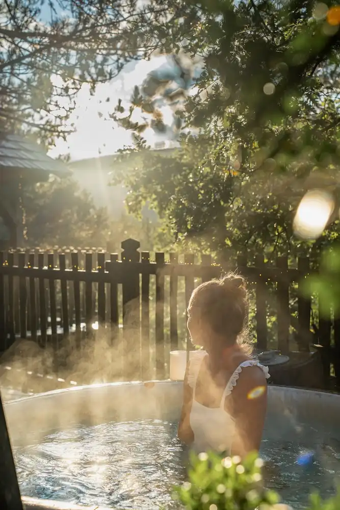 Cette cabane dans les arbres avec jacuzzi, sera parfaite pour une nuit insolite en amoureux entre Alpes et Provence, dans le parc des Baronnies Provençales.