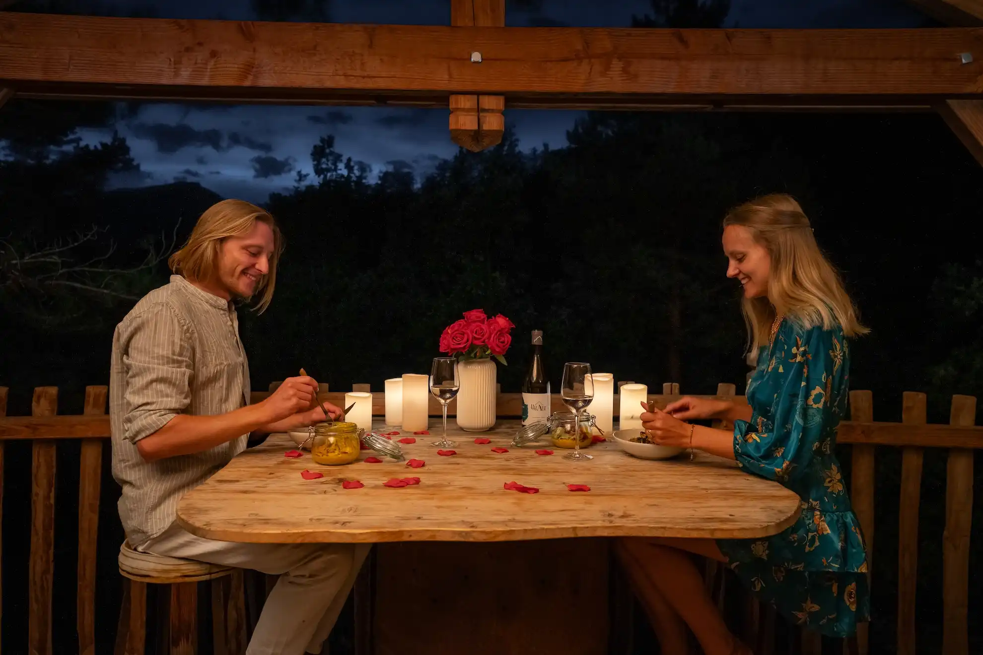 Entre Alpes et Provence, dans les Hautes-Alpes, profitez de votre logement insolite avec spa privatif pour une nuit en amoureux inoubliable.