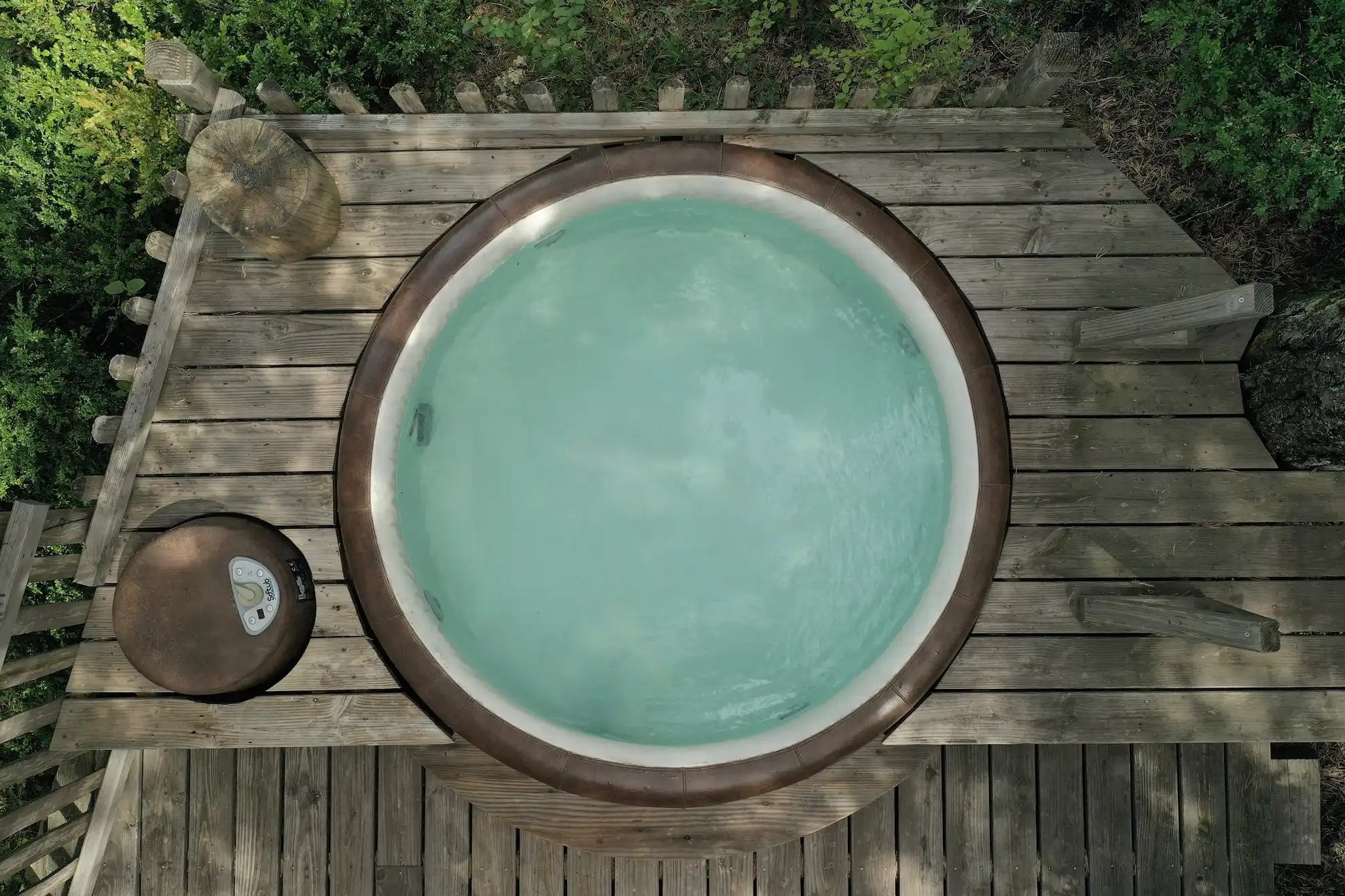 Entre Alpes et Provence, dans les Hautes-Alpes, profitez de votre logement insolite avec spa privatif pour une nuit en amoureux inoubliable.