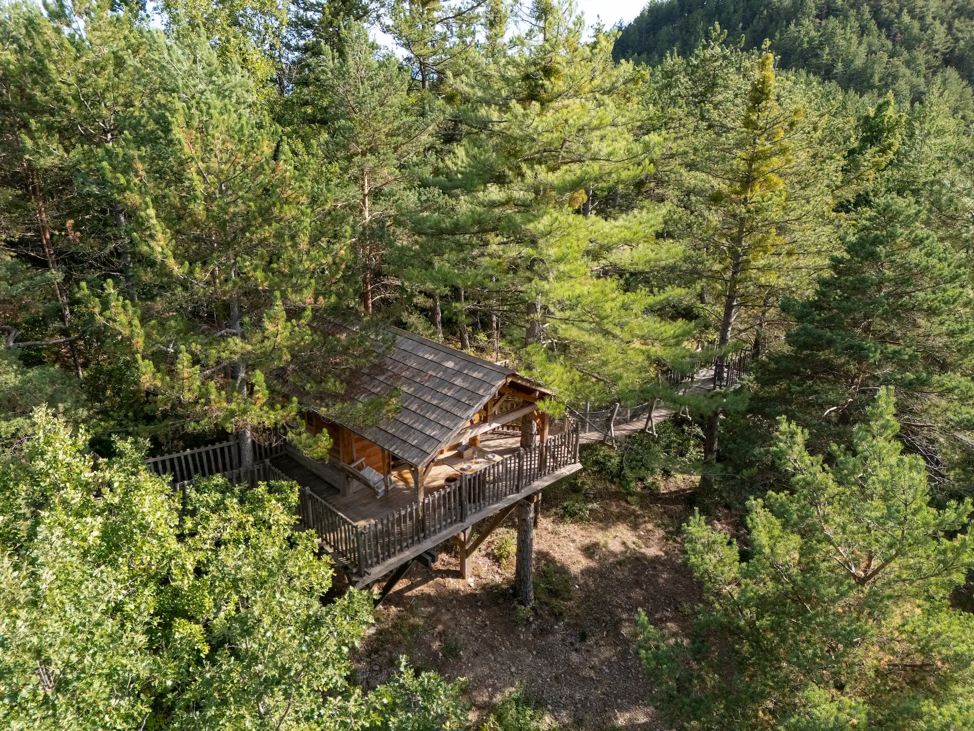 Entre Alpes et Provence, dans les Hautes-Alpes, profitez de votre logement insolite avec spa privatif pour une nuit en amoureux inoubliable.