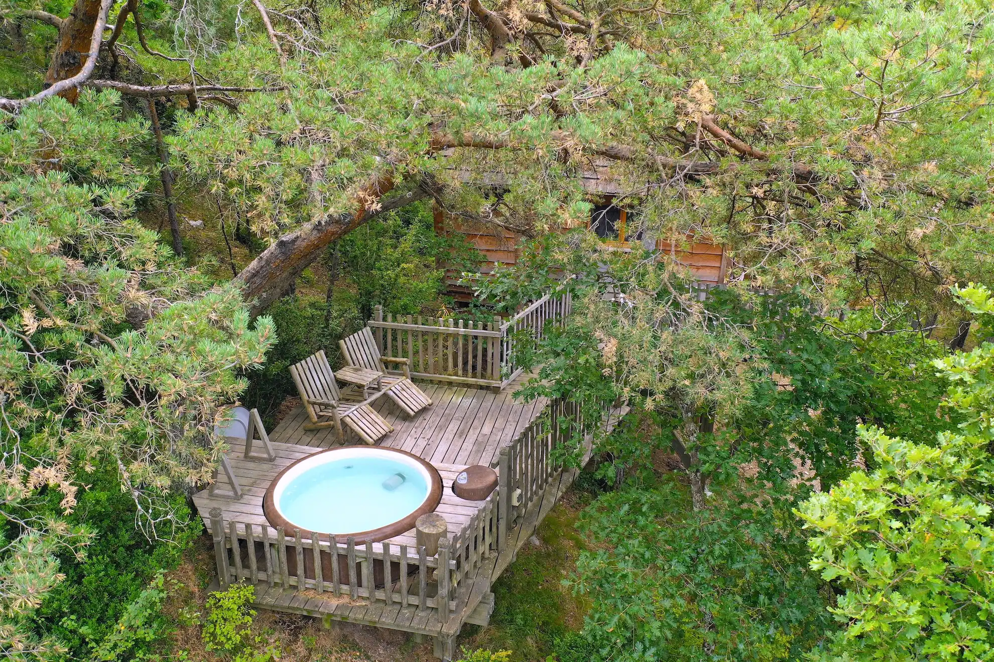 Entre Alpes et Provence, dans les Hautes-Alpes, profitez de votre logement insolite avec spa privatif pour une nuit en amoureux inoubliable.