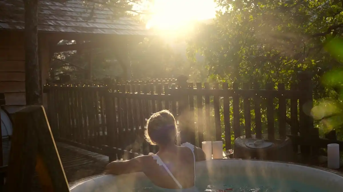 Profitez d’une immersion dans la nature dans l’une de nos cabanes sur pilotis avec jacuzzi privatif.