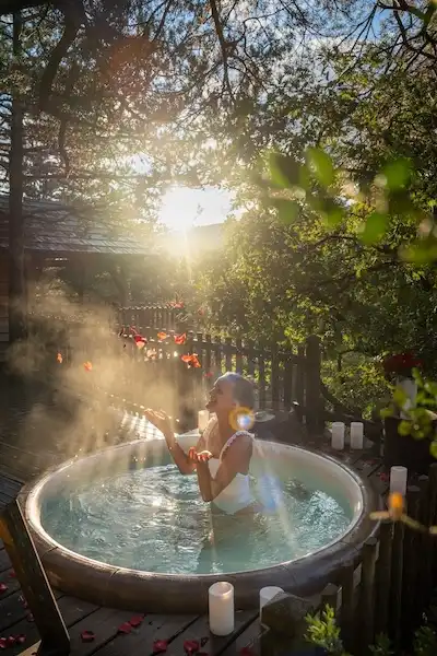 Un week-end insolite en amoureux dans nos cabanes dans les arbres sur pilotis, entre Gap et Sisteron