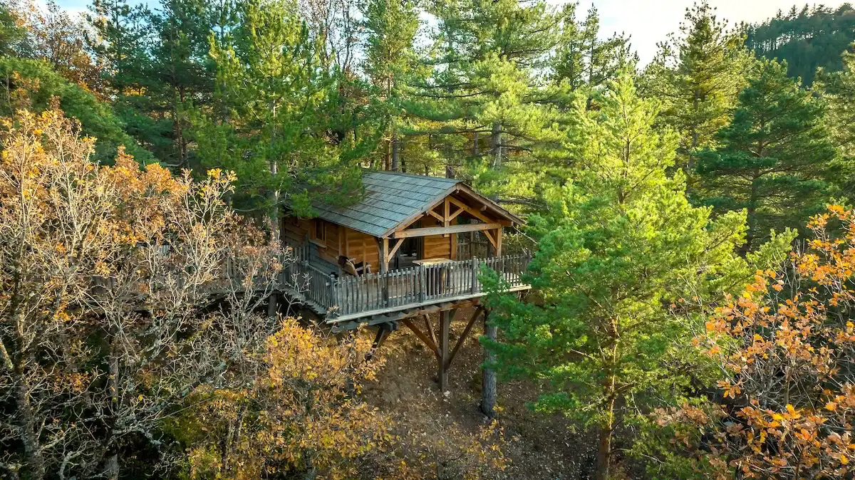 Une cabane dans les arbres avec jacuzzi privatif unique en PACA, idéale pour une nuit insolite en amoureux.