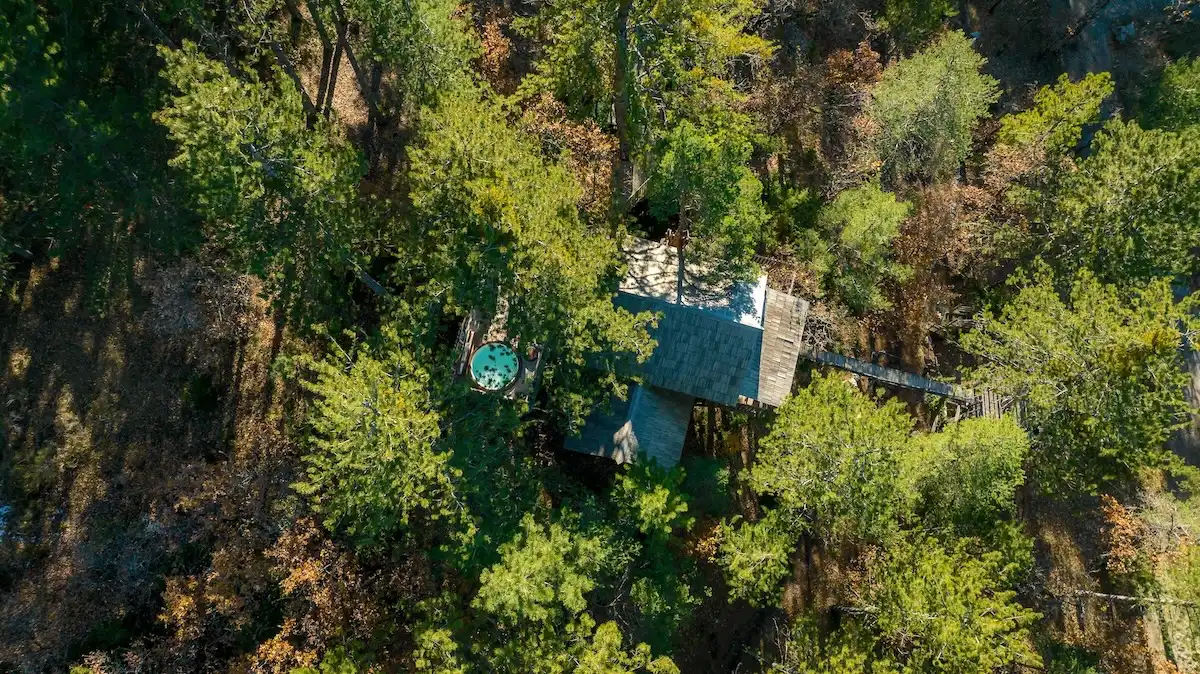 Lors de votre week-end insolite en amoureux, profitez de votre cabane spa avec jacuzzi privatif, idéal pour un séjour insolite.