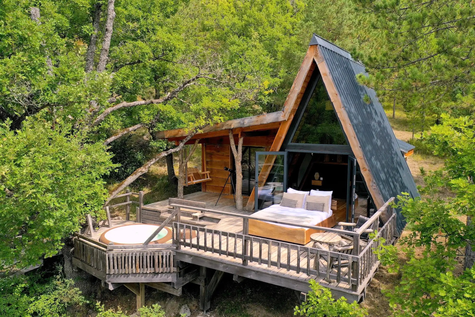 Pour une idée cadeau couple originale, optez pour l’une de nos 4 cabanes dans les arbres avec spa privatif, entre Gap et Sisteron, dans les Hautes-Alpes.