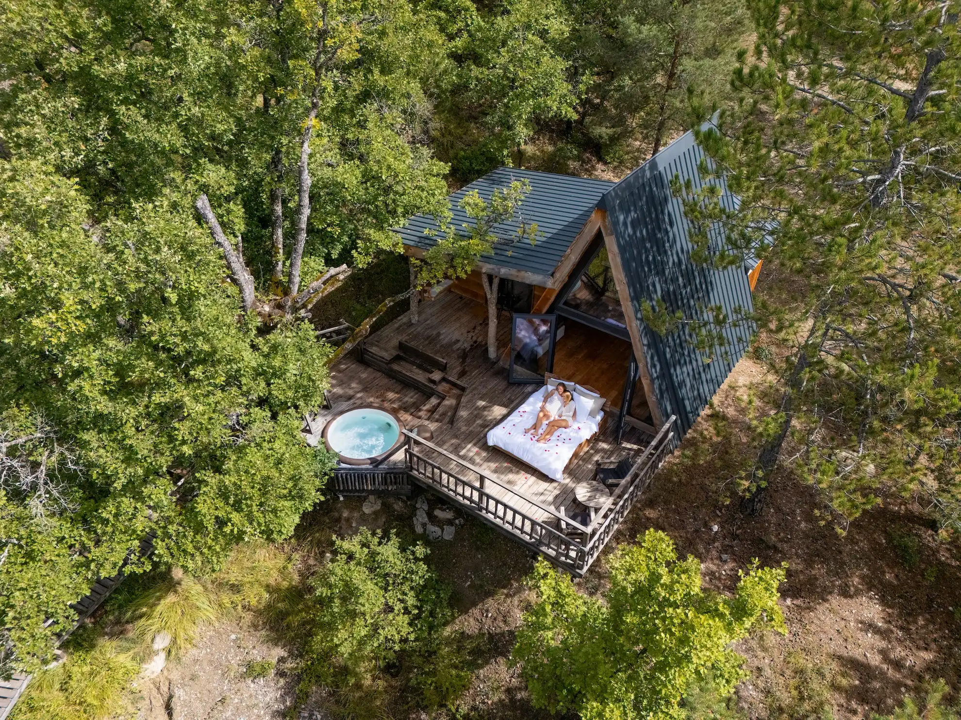 Au coeur des Hautes Alpes, découvrez pour votre week-end romantique une cabanes dans les arbres avec jacuzzi privatif.