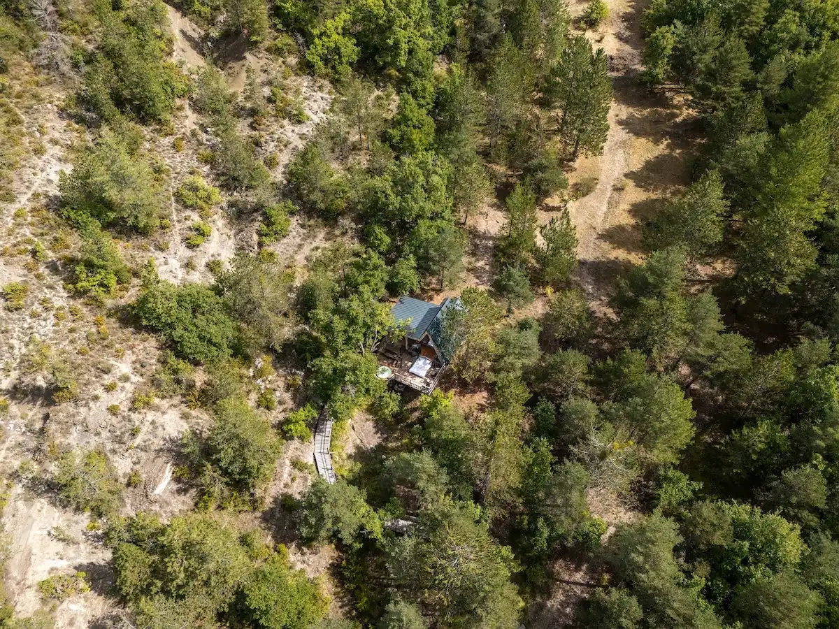 Pour une idée cadeau couple originale, optez pour l’une de nos 4 cabanes dans les arbres avec spa privatif, entre Gap et Sisteron, dans les Hautes-Alpes.