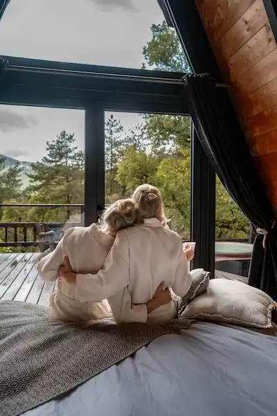 Au coeur des Hautes Alpes, découvrez pour votre week-end romantique une cabanes dans les arbres avec jacuzzi privatif.