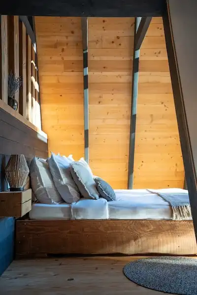 Pour votre escapade romantique entre Alpes et Provence, optez pour l’une de nos cabanes dans les arbres avec jacuzzi privatif en PACA.