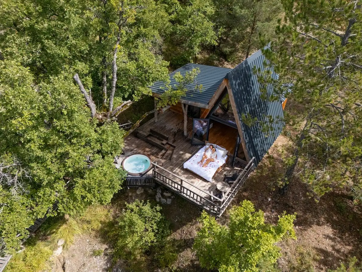 Explorez toutes nos cabanes dans les arbres, idéales pour un week-end en amoureux dans les Hautes-Alpes, en PACA.