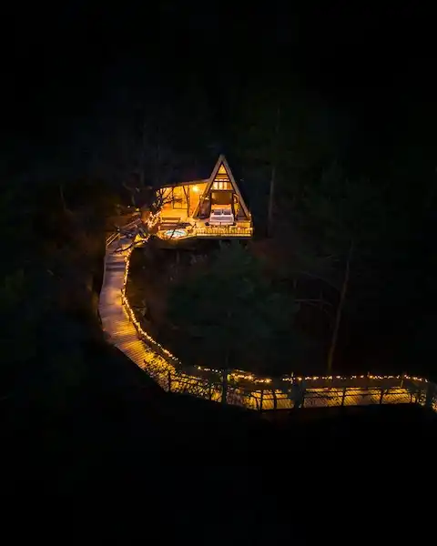 Séjour insolite dans l’une de nos 4 cabanes dans les arbres avec spa privatif, au coeur des Hautes-Alpes, dans le parc des Baronnies Provençales, à Serres.