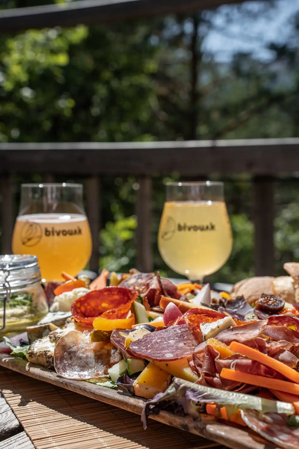 Profitez de votre chambre avec jacuzzi privatif lors de votre week-end en amoureux dans notre écolodge en PACA.