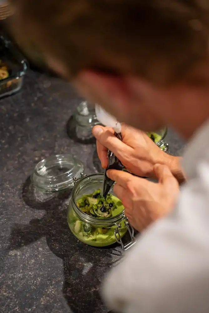 Profitez d’une cabane spa avec jacuzzi privatif dans les arbres, idéal pour un week-end en amoureux, dans les Hautes-Alpes, en PACA, entre Gap et Sisteron.
