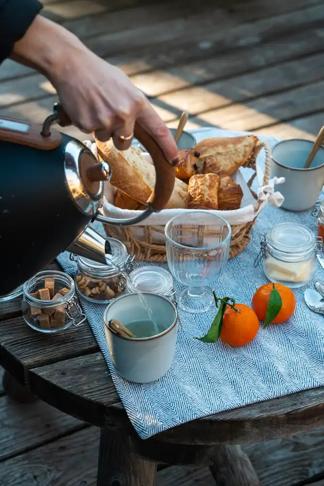 Découvrez l’Aristoloche, une veritable chambre avec jacuzzi privatif, idéal pour un week-end en amoureux entre Alpes et Provence.