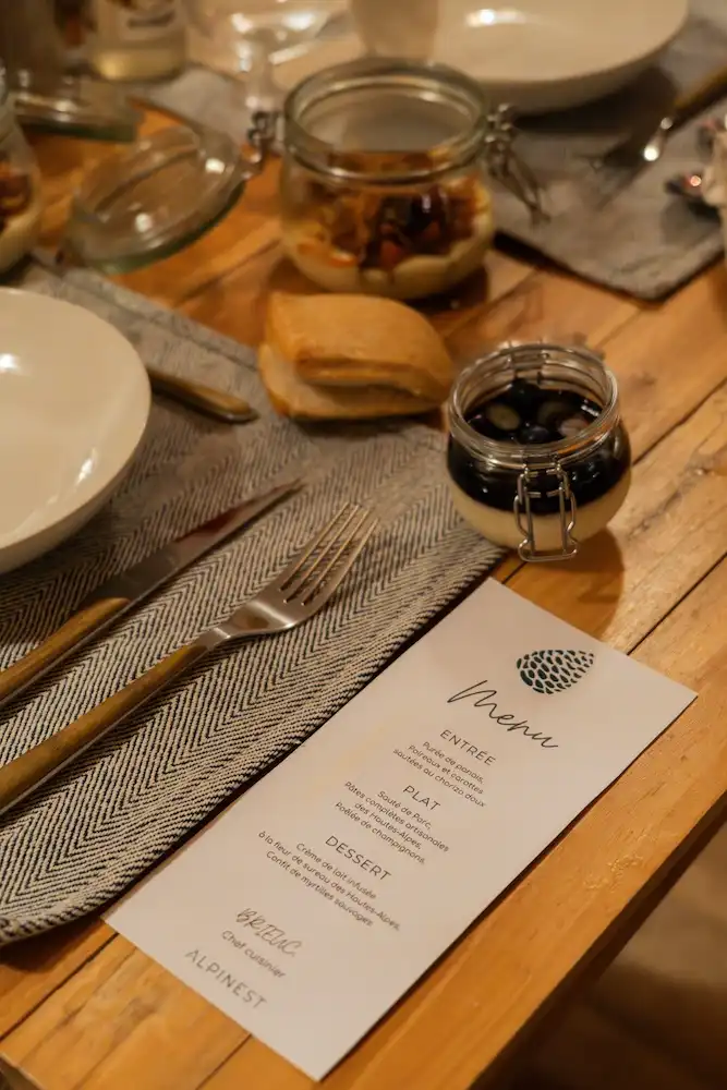 Profitez d’une cabane spa avec jacuzzi privatif dans les arbres, idéal pour un week-end en amoureux, dans les Hautes-Alpes, en PACA, entre Gap et Sisteron.