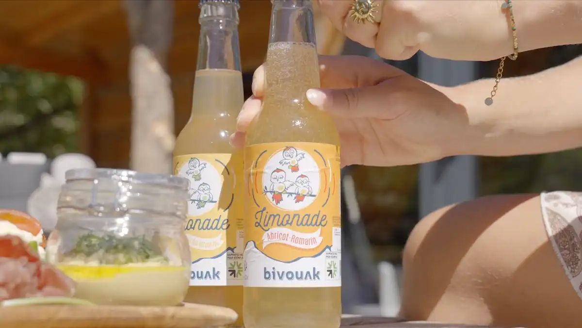 Depuis votre logement insolite, profitez de notre offre de restauration directement livrée au pied de votre cabane dans les arbres avec spa.