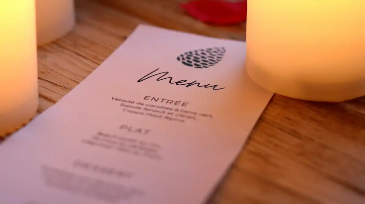 Découvrez l’Aristoloche, une veritable chambre avec jacuzzi privatif, idéal pour un week-end en amoureux entre Alpes et Provence.