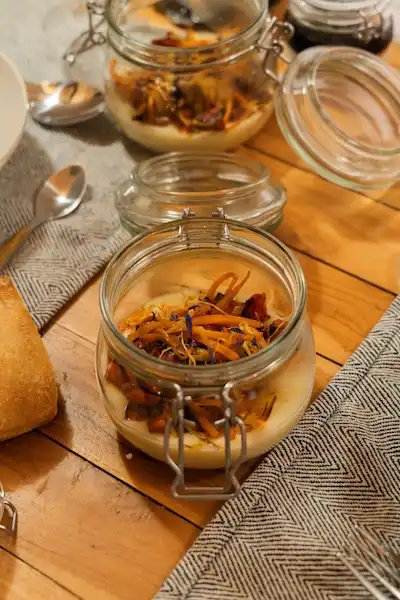 Profitez d’un week-end romantique lors de votre nuit insolite en amoureux dans notre hôtel insolite.