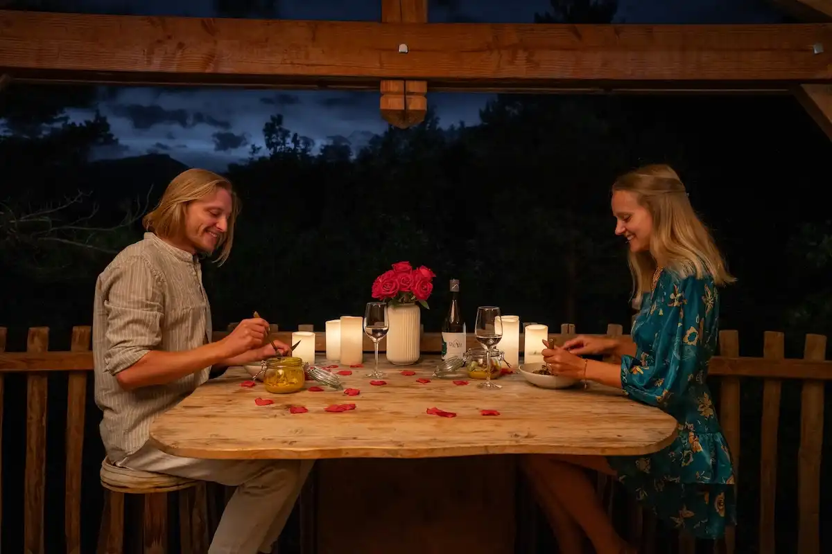 Depuis votre logement insolite, profitez de notre offre de restauration directement livrée au pied de votre cabane dans les arbres avec spa.