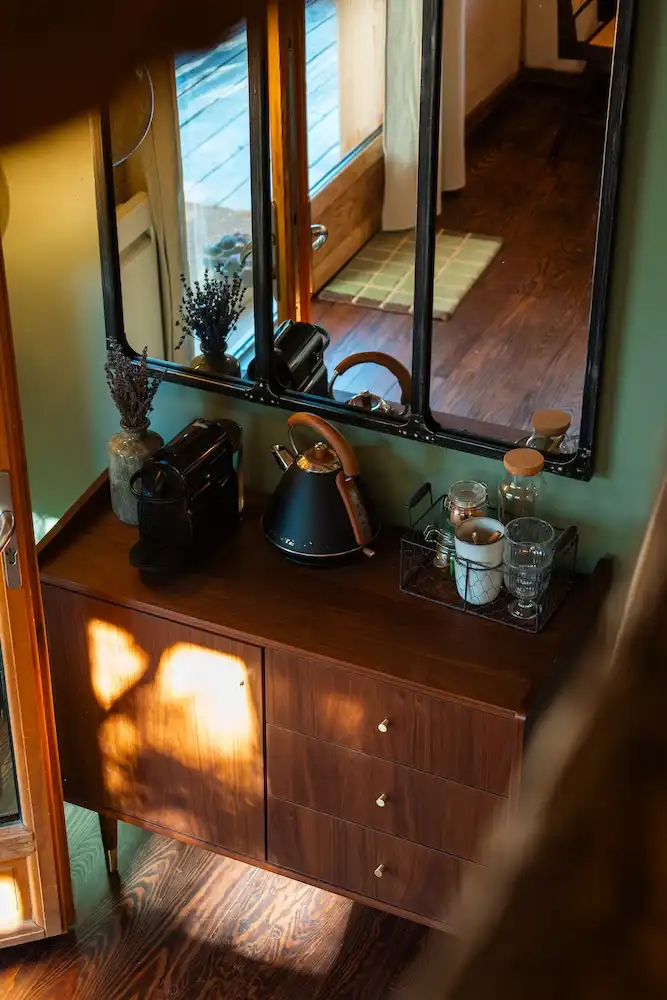 Profitez de l’une de nos 4 cabanes spa sur pilotis, idéal pour un week-end insolite en amoureux dans les Hautes-Alpes, entre Gap et Sisteron.