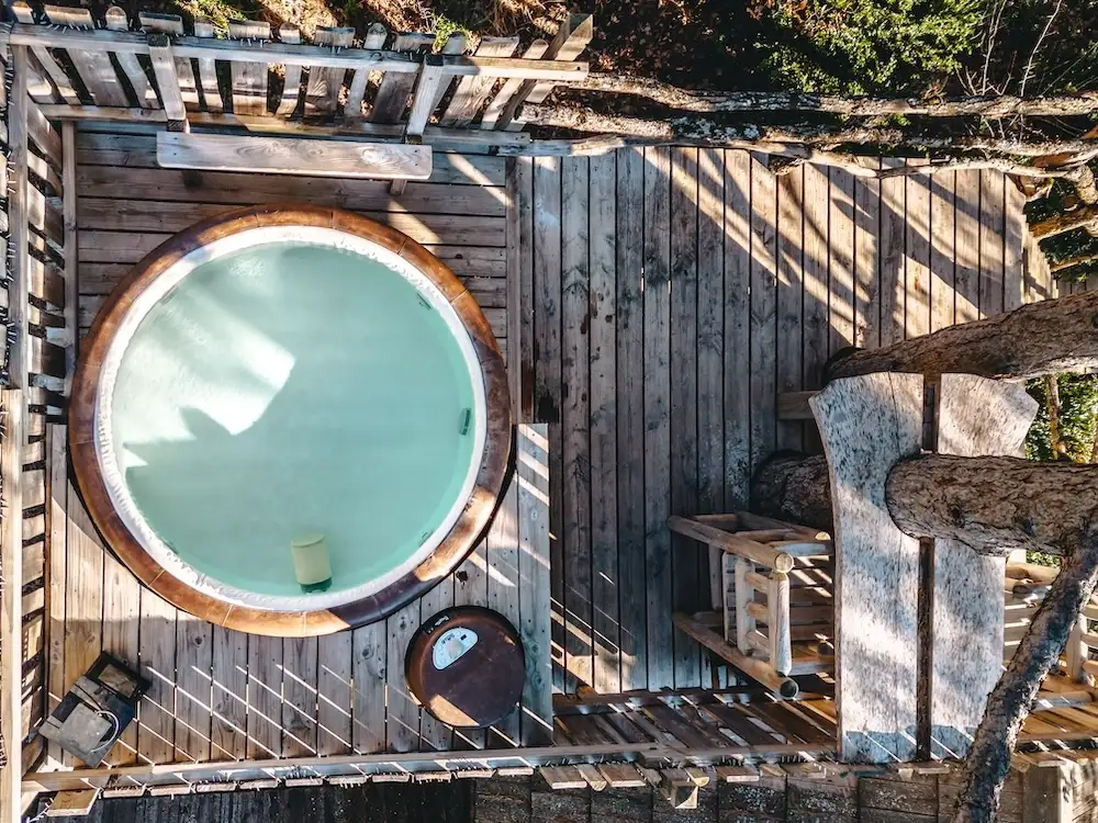 Profitez de nos cabanes dans les arbres avec jacuzzi privatif au sein de notre hôtel insolite dans le parc des Baronnies Provençales, en PACA.