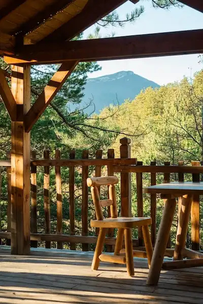 Découvrez l’Aristoloche, une veritable chambre avec jacuzzi privatif, idéal pour un week-end en amoureux entre Alpes et Provence.