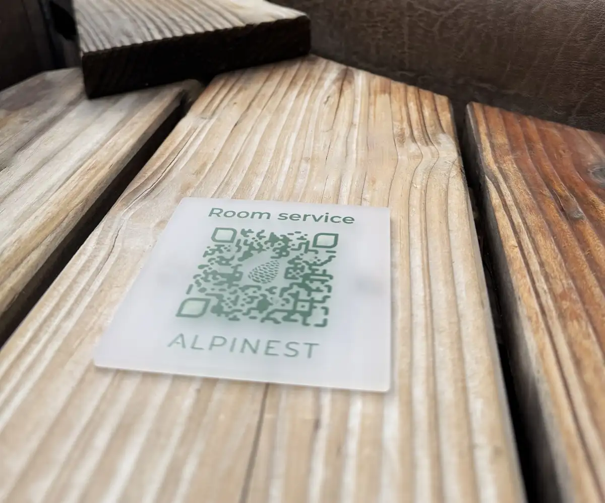 Depuis votre logement insolite, profitez de notre offre de restauration directement livrée au pied de votre cabane dans les arbres avec spa.