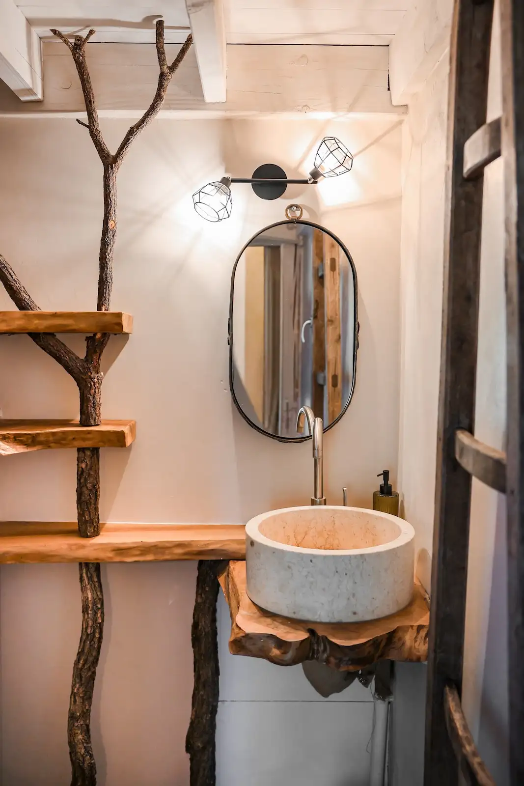 Entre Gap et Sisteron, dans les Hautes-Alpes, profitez d’un séjour insolite dans l’une de nos cabanes sur pilotis, idéal pour un week-end insolite en amoureux.