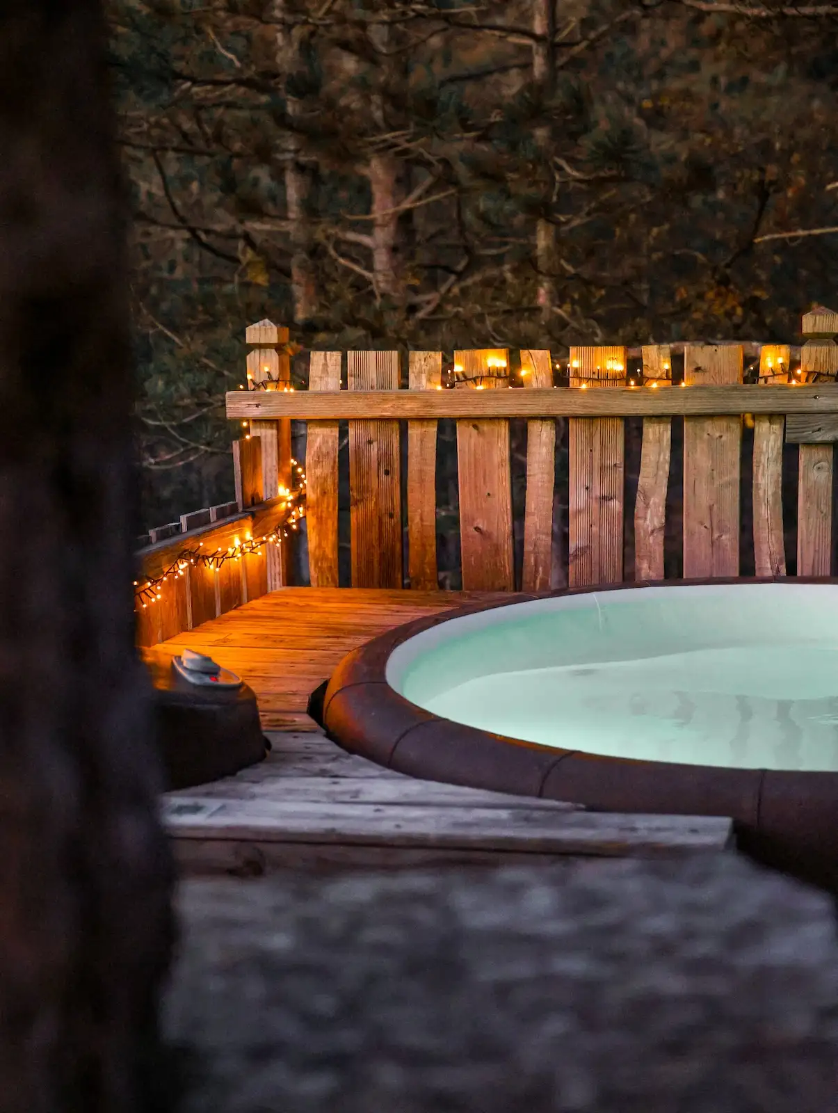 Profitez de nos cabanes dans les arbres avec jacuzzi privatif au sein de notre hôtel insolite dans le parc des Baronnies Provençales, en PACA.