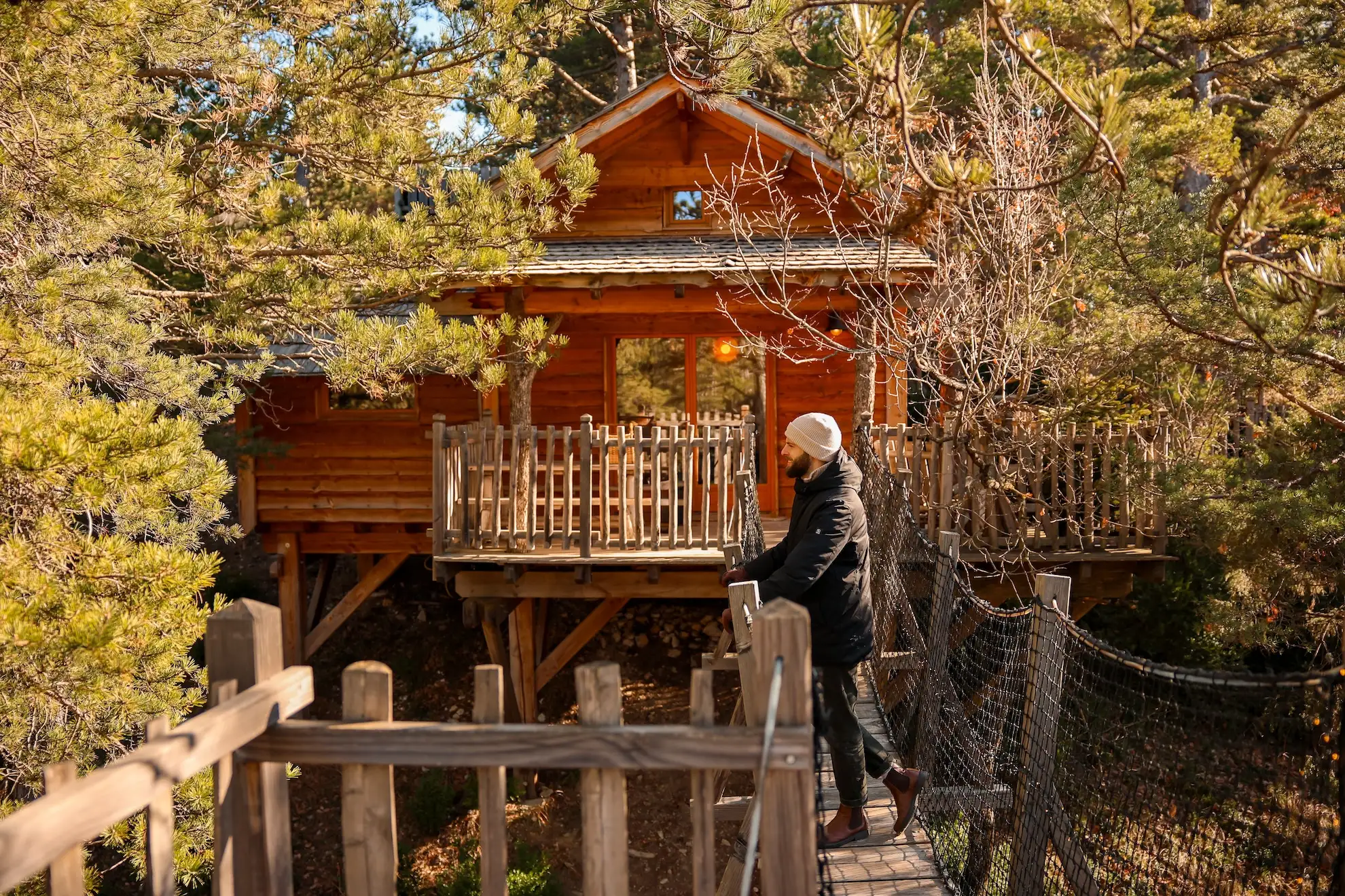 Profitez d’un week-end romantique dans notre hôtel insolite pour dormir dans les arbres en PACA, dans les Hautes-Alpes.
