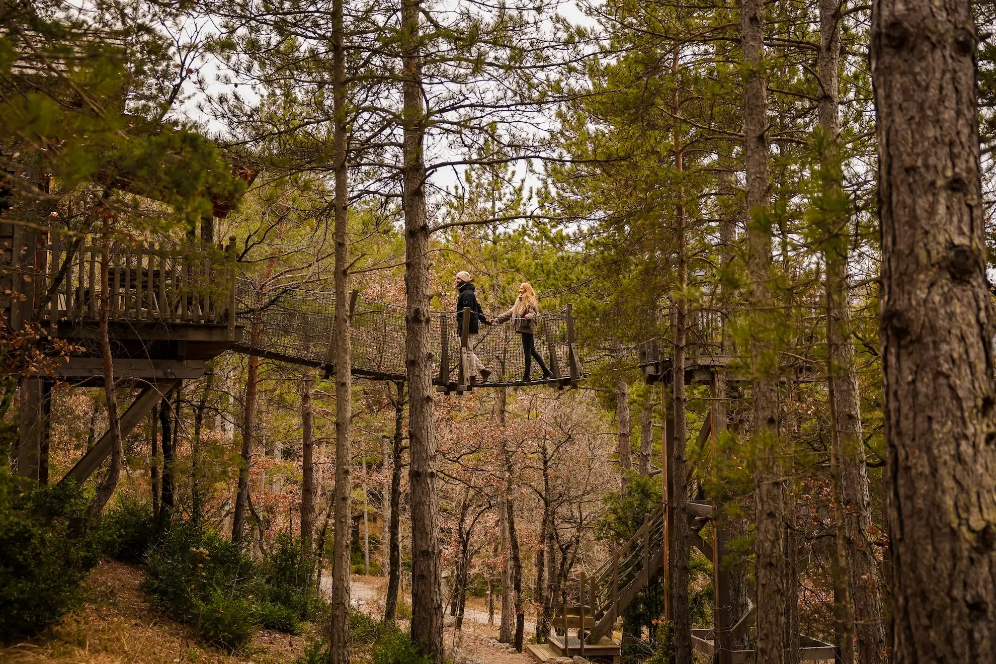 Un week-end insolite en amoureux dans nos cabanes dans les arbres sur pilotis, entre Gap et Sisteron