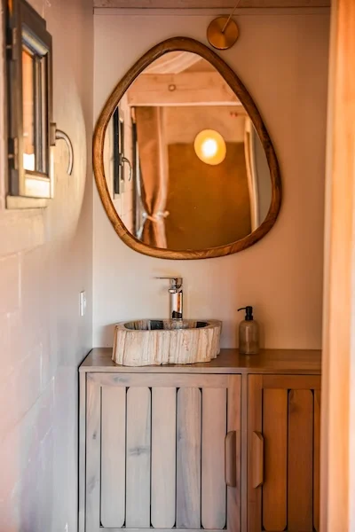 Cette cabane dans les arbres avec jacuzzi, sera parfaite pour une nuit insolite en amoureux entre Alpes et Provence, dans le parc des Baronnies Provençales.