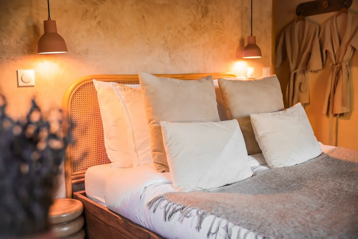 Cette cabane dans les arbres avec jacuzzi, sera parfaite pour une nuit insolite en amoureux entre Alpes et Provence, dans le parc des Baronnies Provençales.