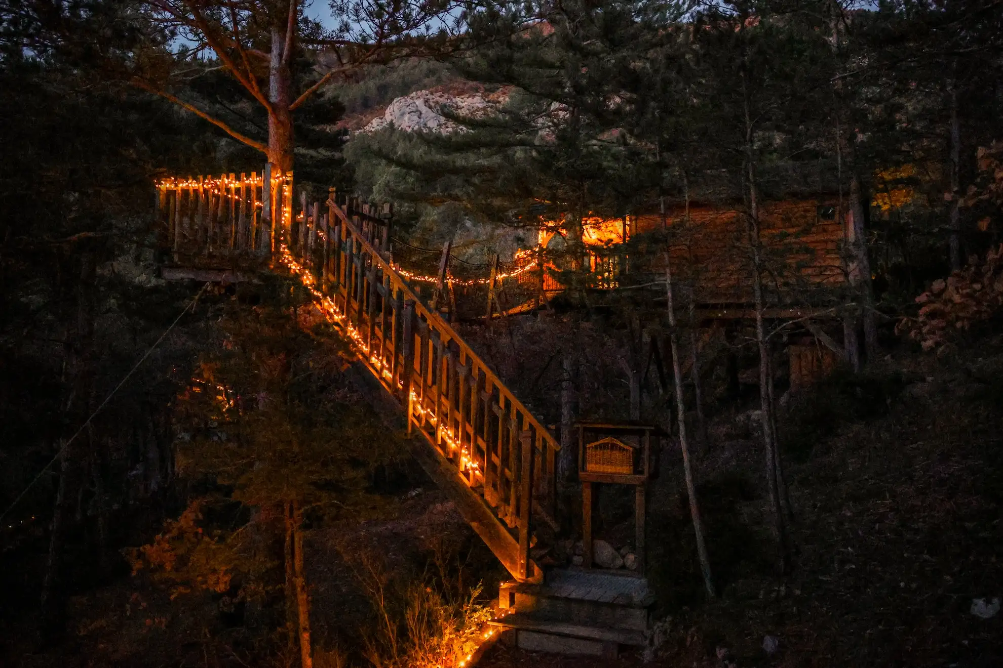 Entre Alpes et Provence, dans les Hautes-Alpes, profitez de votre logement insolite avec spa privatif pour une nuit en amoureux inoubliable.