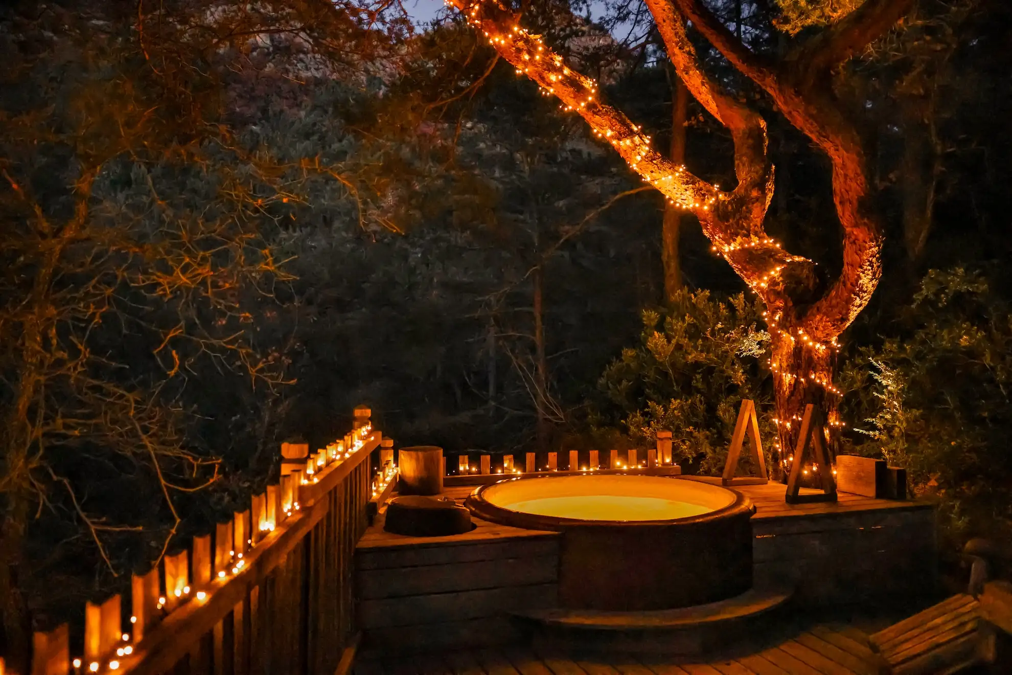 Entre Alpes et Provence, dans les Hautes-Alpes, profitez de votre logement insolite avec spa privatif pour une nuit en amoureux inoubliable.