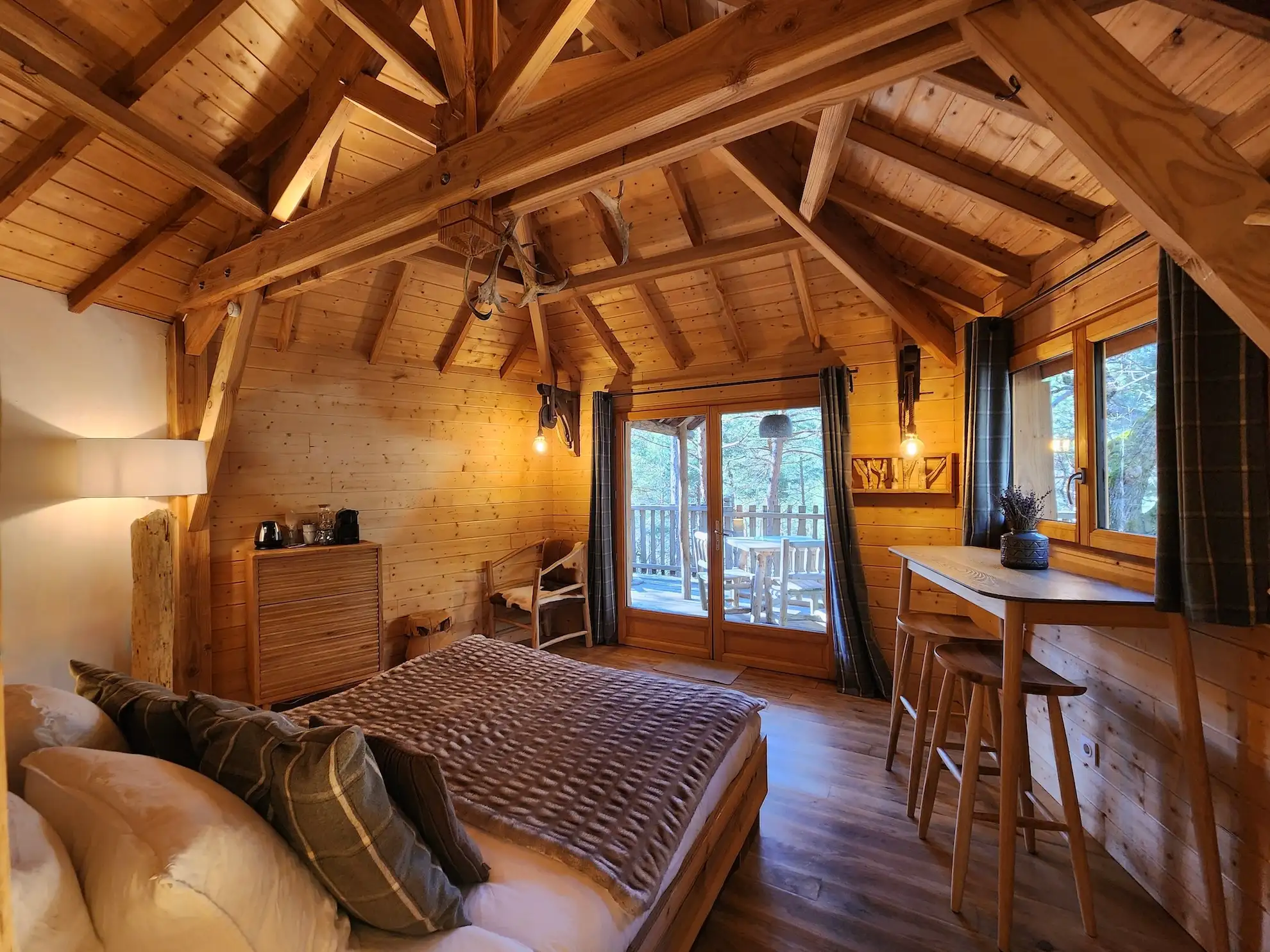 En toute saison, profitez de votre jacuzzi privatif en toute intimité sur notre domaine d’ecolodge dans les Hautes Alpes.