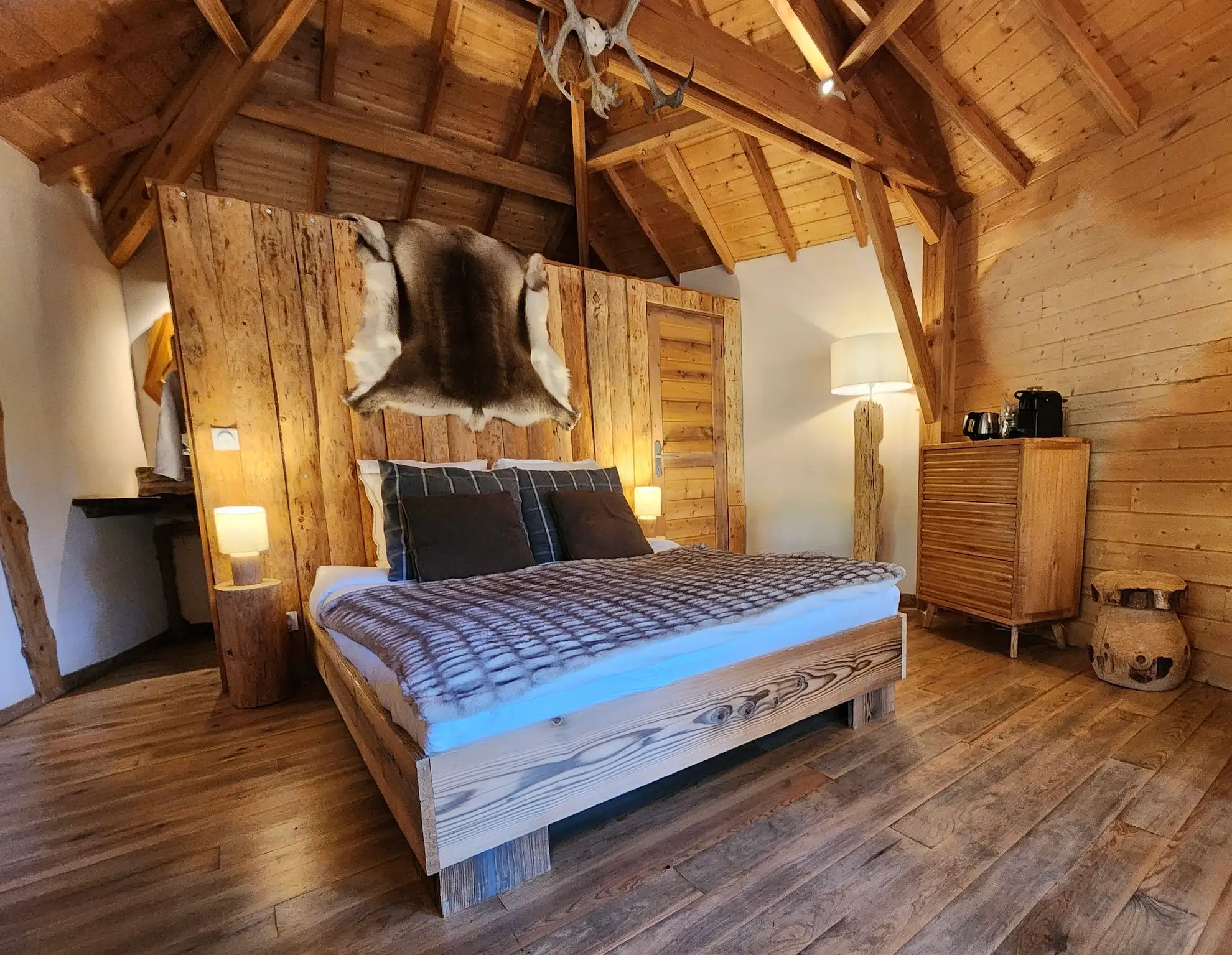 En toute saison, profitez de votre jacuzzi privatif en toute intimité sur notre domaine d’ecolodge dans les Hautes Alpes.