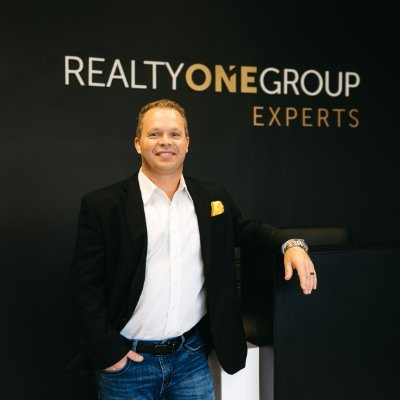 Istuan Pasku Realty ONE Group Brisa