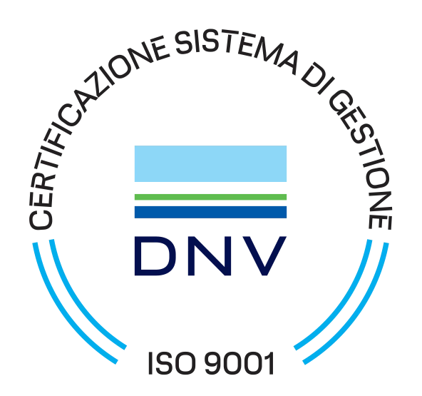 Logo DNV con certificazione sistema di gestione ISO 9001 in cerchio nero e linee blu.