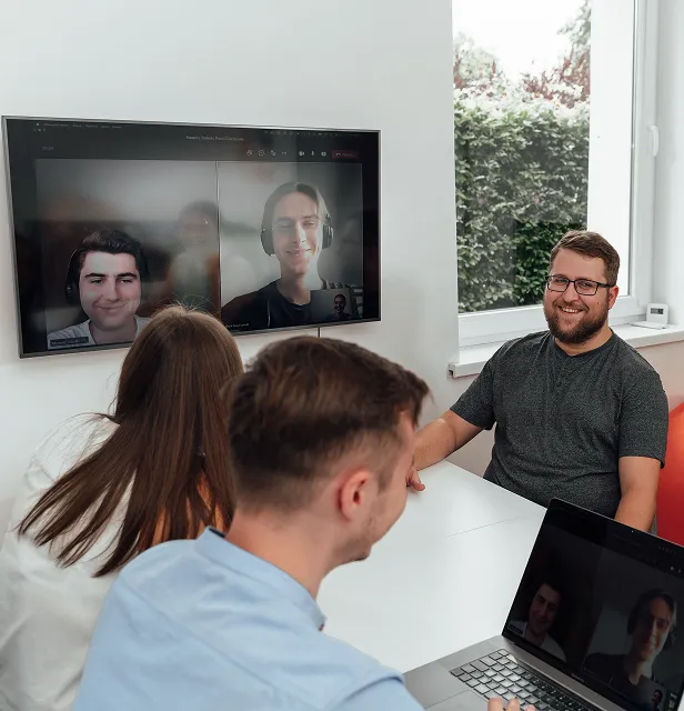 Curiosum team with smiles