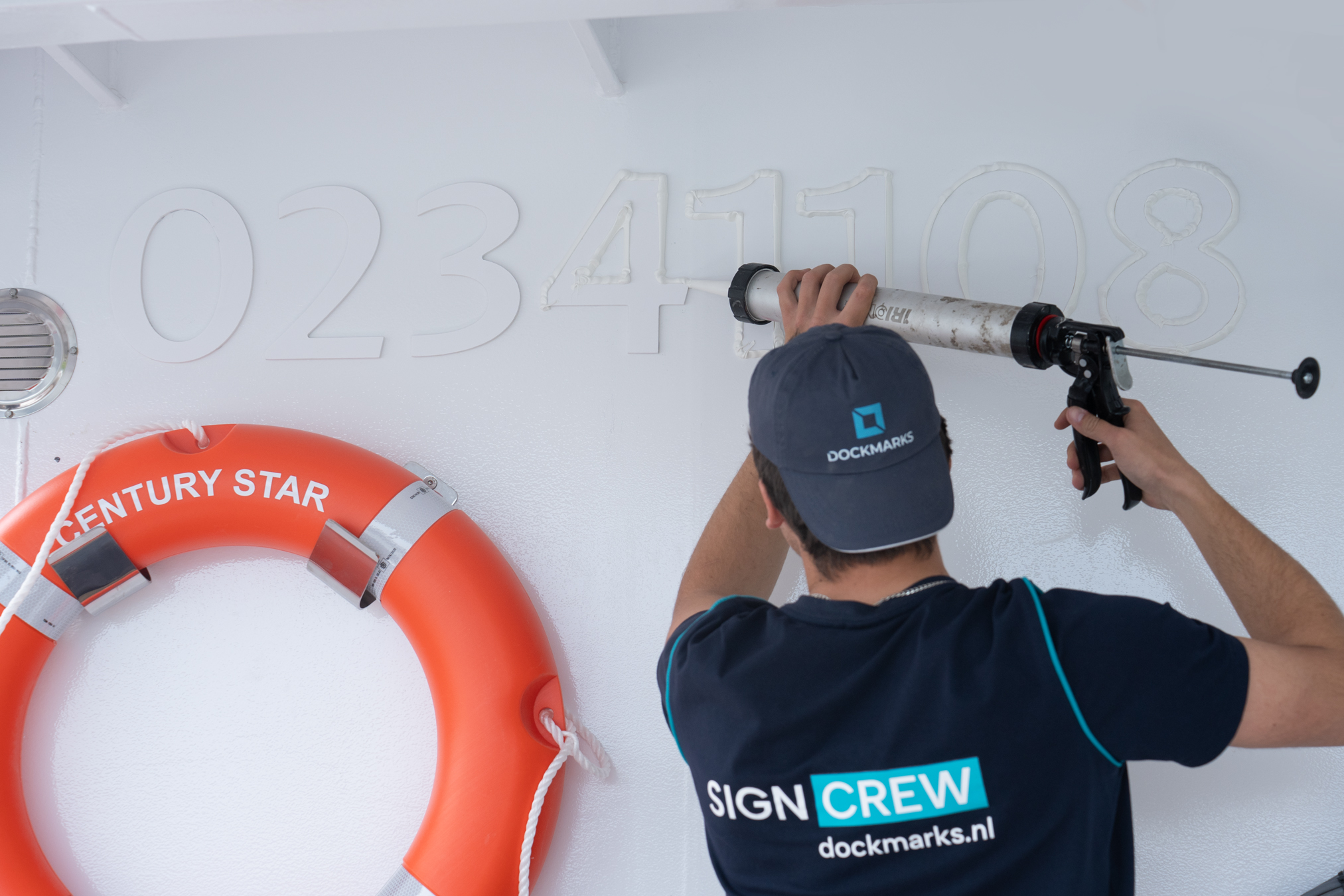 Foto tijdens installatie van het EU nr. van MPS Century Star. 