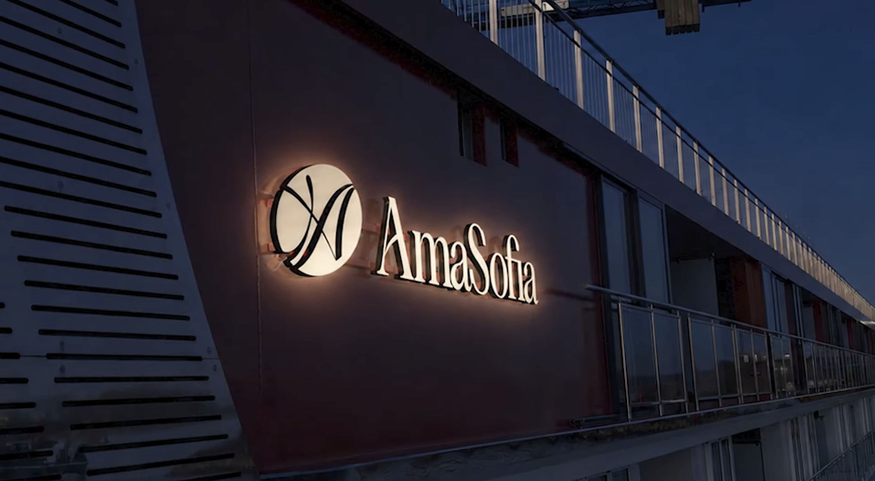 Eindresultaat van het lichtgevende naambord op MPS AmaSofia door Dockmarks.
